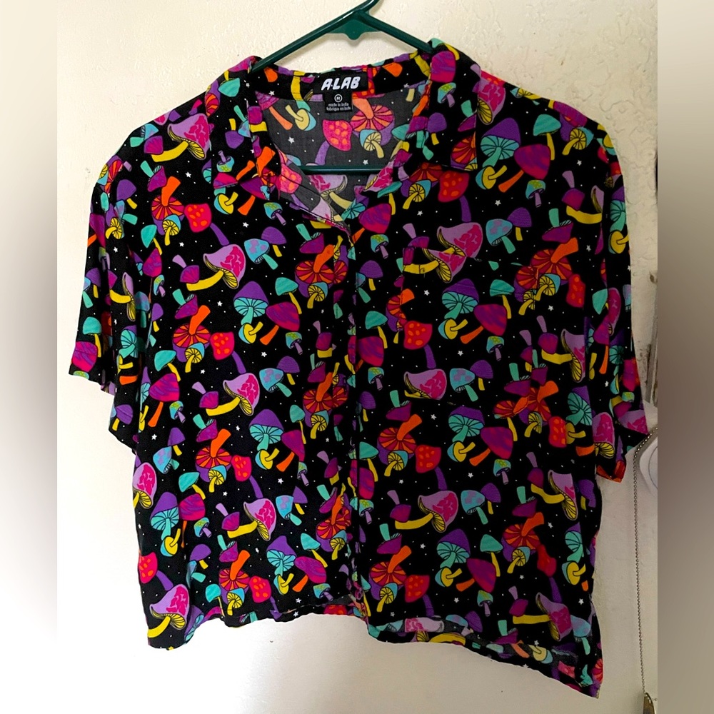 Trippy mushroom button up crop top❤️